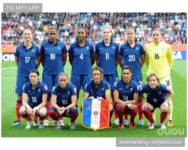 世界杯美女图集：足球场上最美丽的女神瞬间精彩回顾